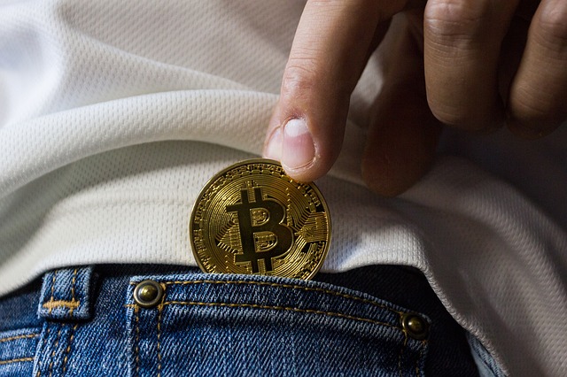 zdjęcie przedstawiające osobę wyciągającą monetę z kieszeni