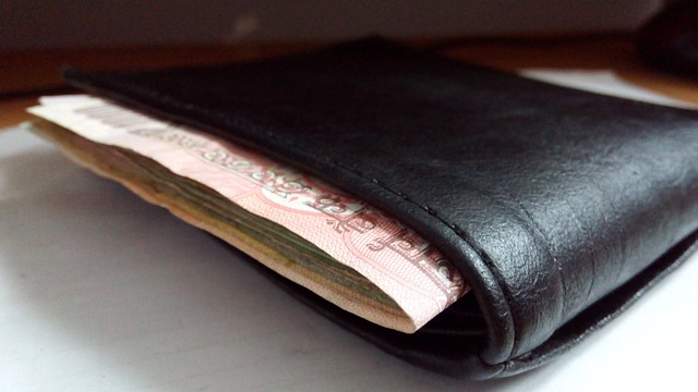 zdjęcie portfela z pieniędzmi