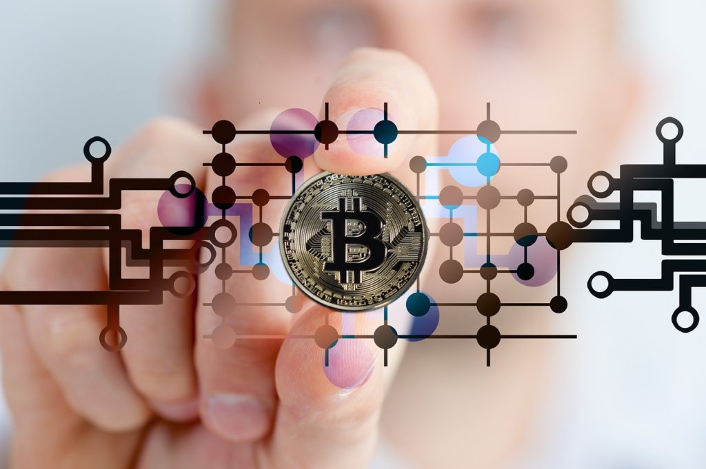 zdjęcie z monetą z logo Bitcoina
