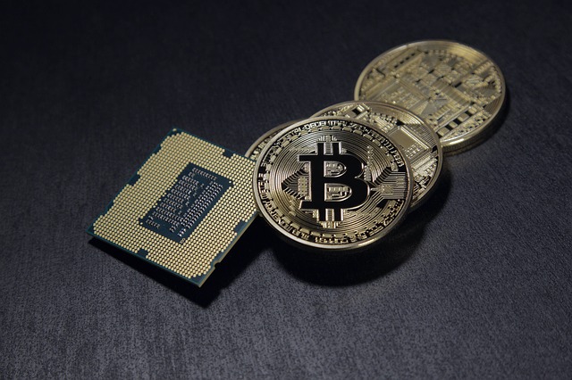 zdjęcie z moneta z logo Bitcoin