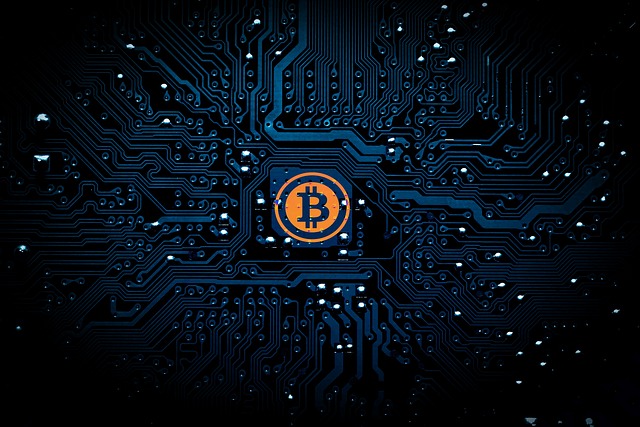 grafika przedstawiająca logo Bitcoin na tle podzespołów komputerowych