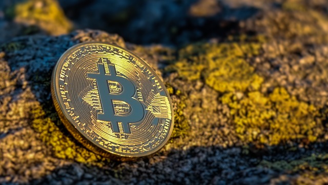 zdjęcie przedstawiające monetę z logiem Bitcoina