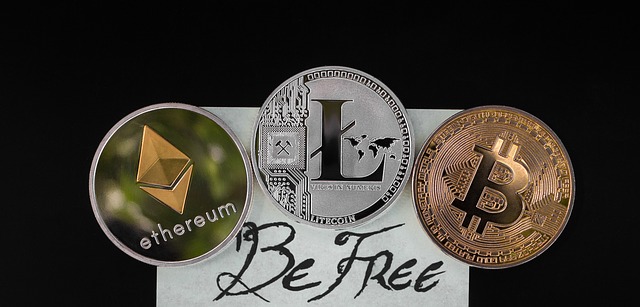 grafika przedstawiająca 3 monety z logo kryptowalut i napis be free