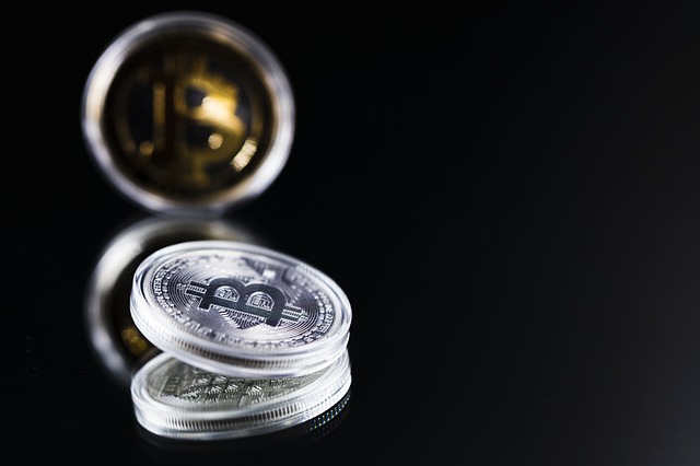 zdjęcie monety z logiem Bitcoin