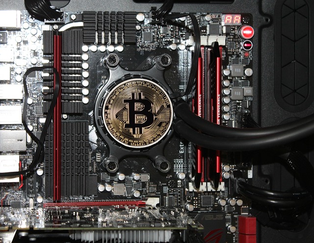 grafika przedstawiająca komponent komputera z logiem Bitcoin
