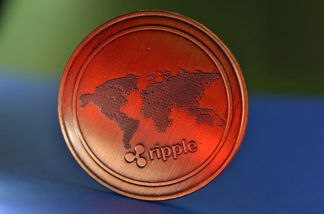 zdjęcie prezentujące monetę z logiem kryptowaluty ripple